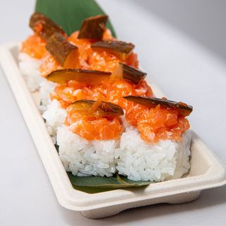 Uramaki de salmón escocés picante (8 piezas)