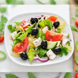Salată grecească cu legume proaspete, brânză feta si măsline