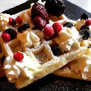 Waffle crema pasticcera e frutti di bosco