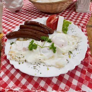 Doručak druga priča sa dimljenom kobasicom