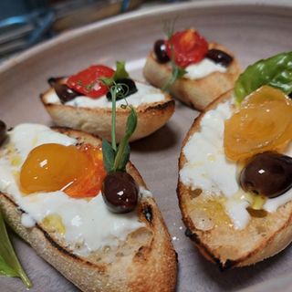 Брускети с бурата и маслини "Таджеска ",босилек, чесън  ( 180гр. )