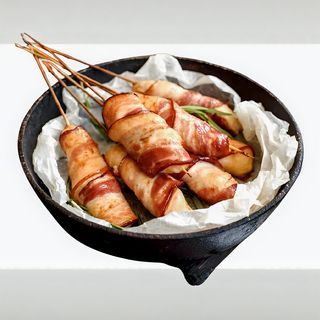 Pileći ražnjići omotani špekom