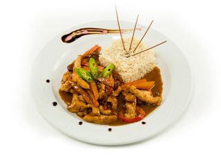 Pui cu legume și sos soia