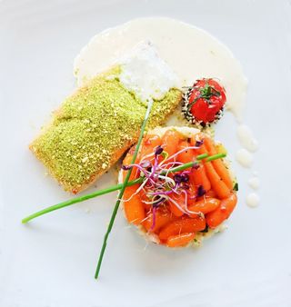 Somon in crusta de portocale si verdeturi