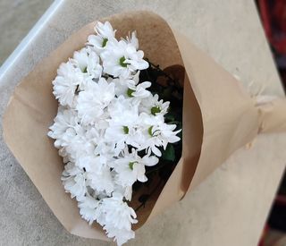 Букет 5 бели хризантеми