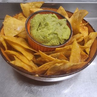 nachos con guacamole