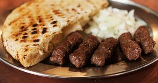 Ćevapi veliki u lepinji sa lukom