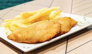 Gallo empanado con patata frito