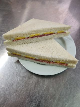 Tramezzino con uovo e salame