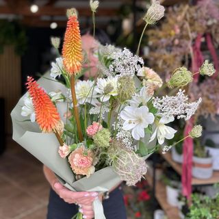 Bukiet okolicznościowy wielokolorowy z kwiatów sezonowych rozmiar M