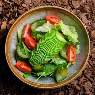 Salată cu somon și avocado