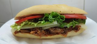 Bocadillo De Mechada Y Queso