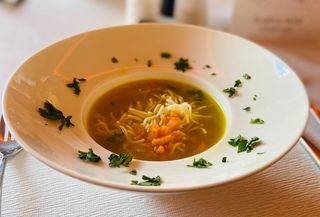 Domowy bursztynowy rosół z makaronem (300 ml)