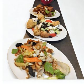 111. Панирана риба със зеленчуци (800г)