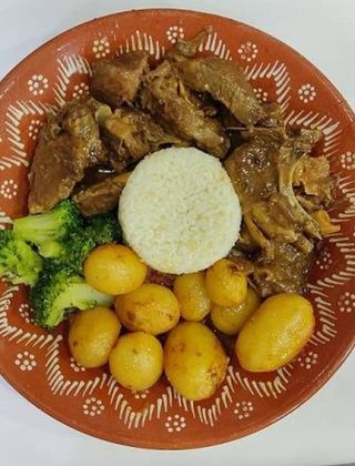 1/2 Dose Cabrito Estufado