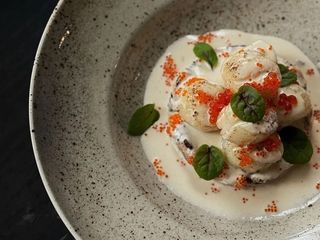 Морські гребінці зі спаржею