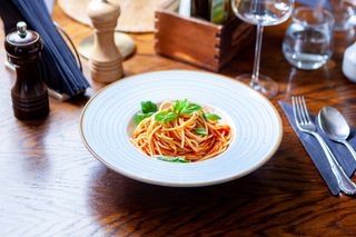 Spaghete cu roșii și busuioc