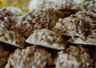 Rocas De Chocolate Blanco Y Negro Con Almendras