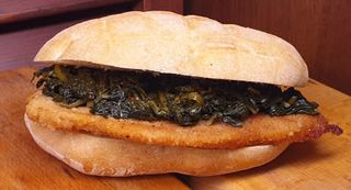 Panino con cotoletta di pollo e cicoria ripassata