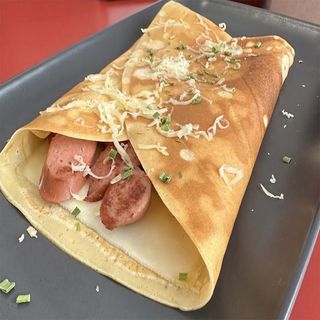 Crepe de Cachorro Quente com Queijo ( Hot Dog Crepe with Cheese)