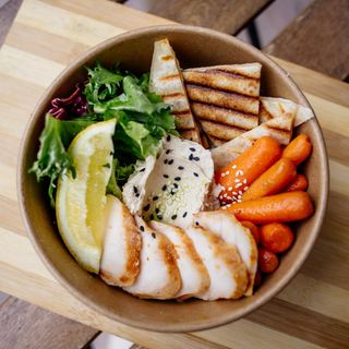 Боул з хумусом та куркою пастрамі 