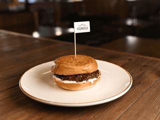 Бургер із яловичою котлетою (225g)