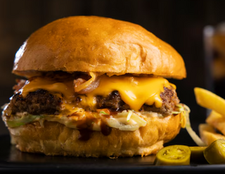 Hamburguesa de bacon con queso y cebolla crujiente