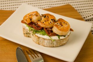 Брускета з креветкою