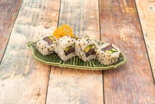 Uramaki De Sésamo Con Atún Y Aguacate