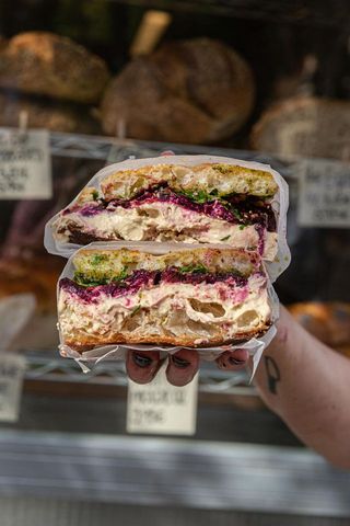 Focaccia Humus Y Remolacha