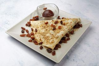 Palačinka sa šipurkom, orasima i suvim grožđem