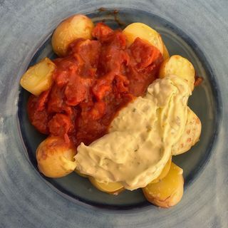 Papas Crush con salsa tomate casera y mayonesa de pesto.