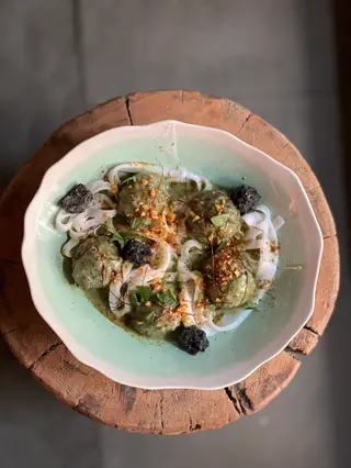 Curry verde de albóndigas de vaca vieja a la brasa