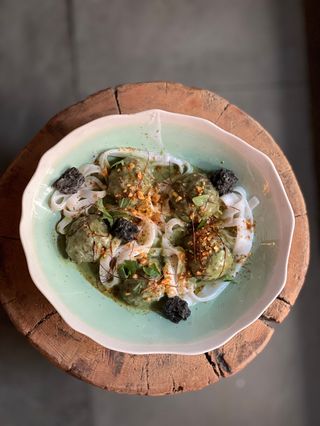 Curry verde de albóndigas de vaca vieja a la brasa