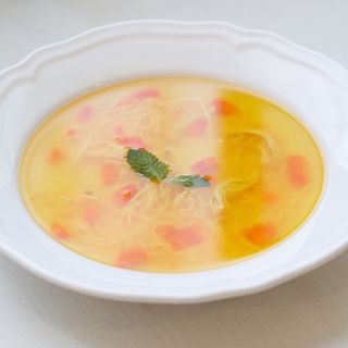 Sopa de pollo con fideos