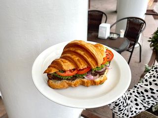 Круасан Чізбургер з телятиною