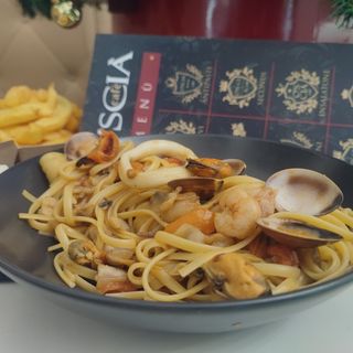 Pasta con frutti di mare e vino bianco