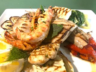 Composizione di pesce al forno