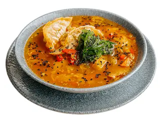 Koreańska zupa z kaczką i smażonymi pierożkami gyoza