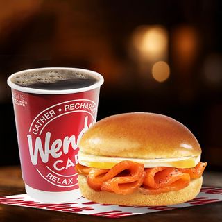 სენდვიჩი ორაგულით და ამერიკანო