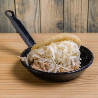 Arepa de carne mechada y queso (1 ud.)