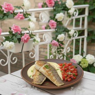 FILE DE BIBAN CU PIURE DE PĂSTÂRNAC ȘI SALSA DE ROȘII