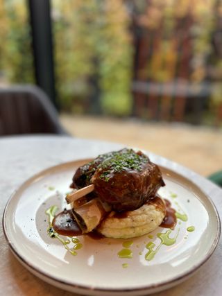 Ciolan de porc cu piure cu trufe