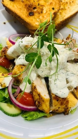 Sałatka Cezar na sałacie lodowej