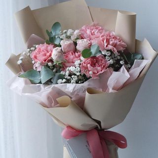 Różowy goździk z dodatkami.