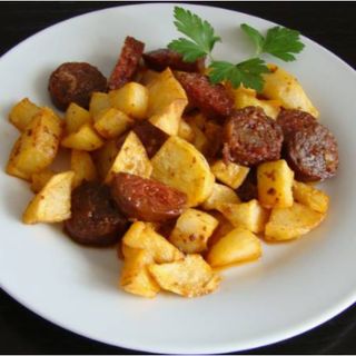 Chorizo con patatas y ensalada