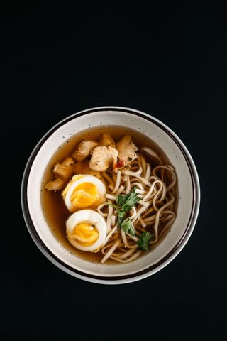 Овочевий бульйон з грильованою куркою, локшиною та маринованим яйцем (300г)