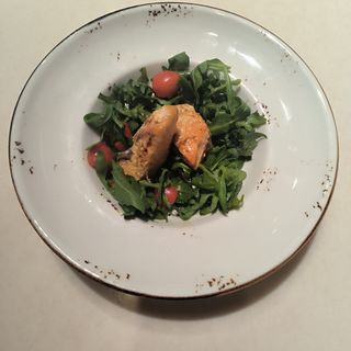 Лосось с миксом из зелени