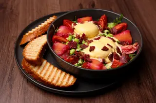 Ouă poșate cu somon și salată