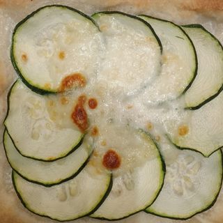 Pizzetta bianca mozzarella con zucchine